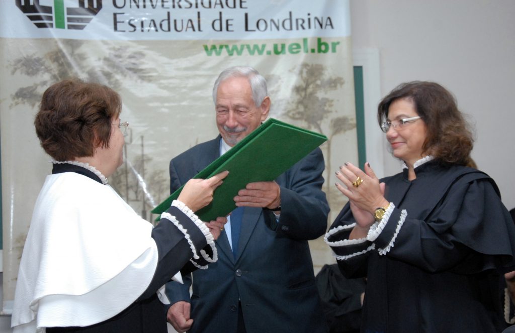 Dr. Luiz Walter recebeu honraria, em 2012, por ter criado a Bebê Clínica da UEL (Foto: Divulgação)