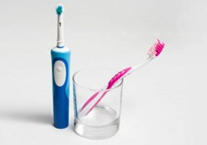 electric toochbrush and traditional toochbrush