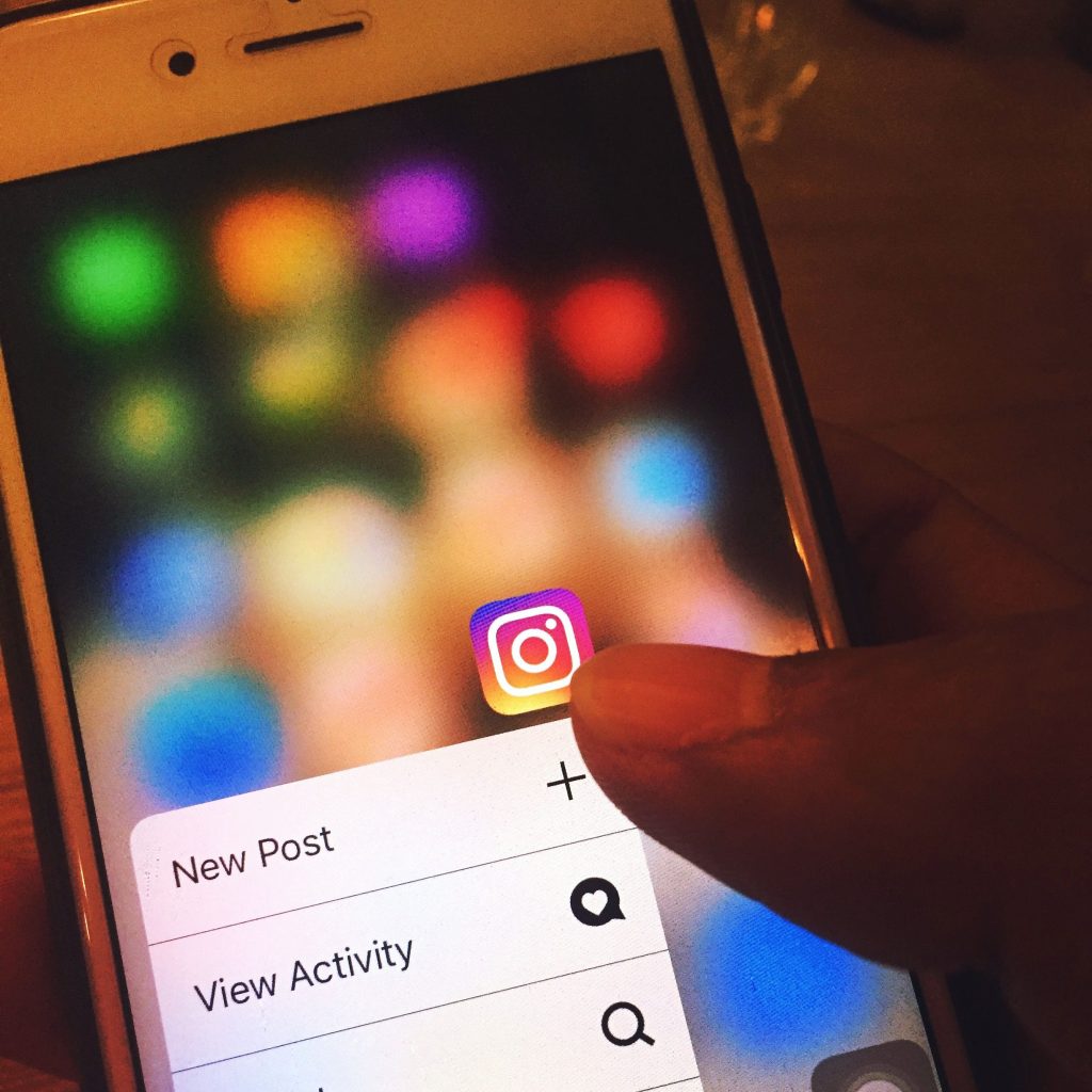 Redes sociais aumentam insatisfação com sorriso, diz estudo